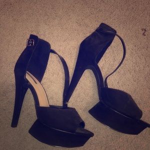 SLEEK BLACK HIGH HEELS